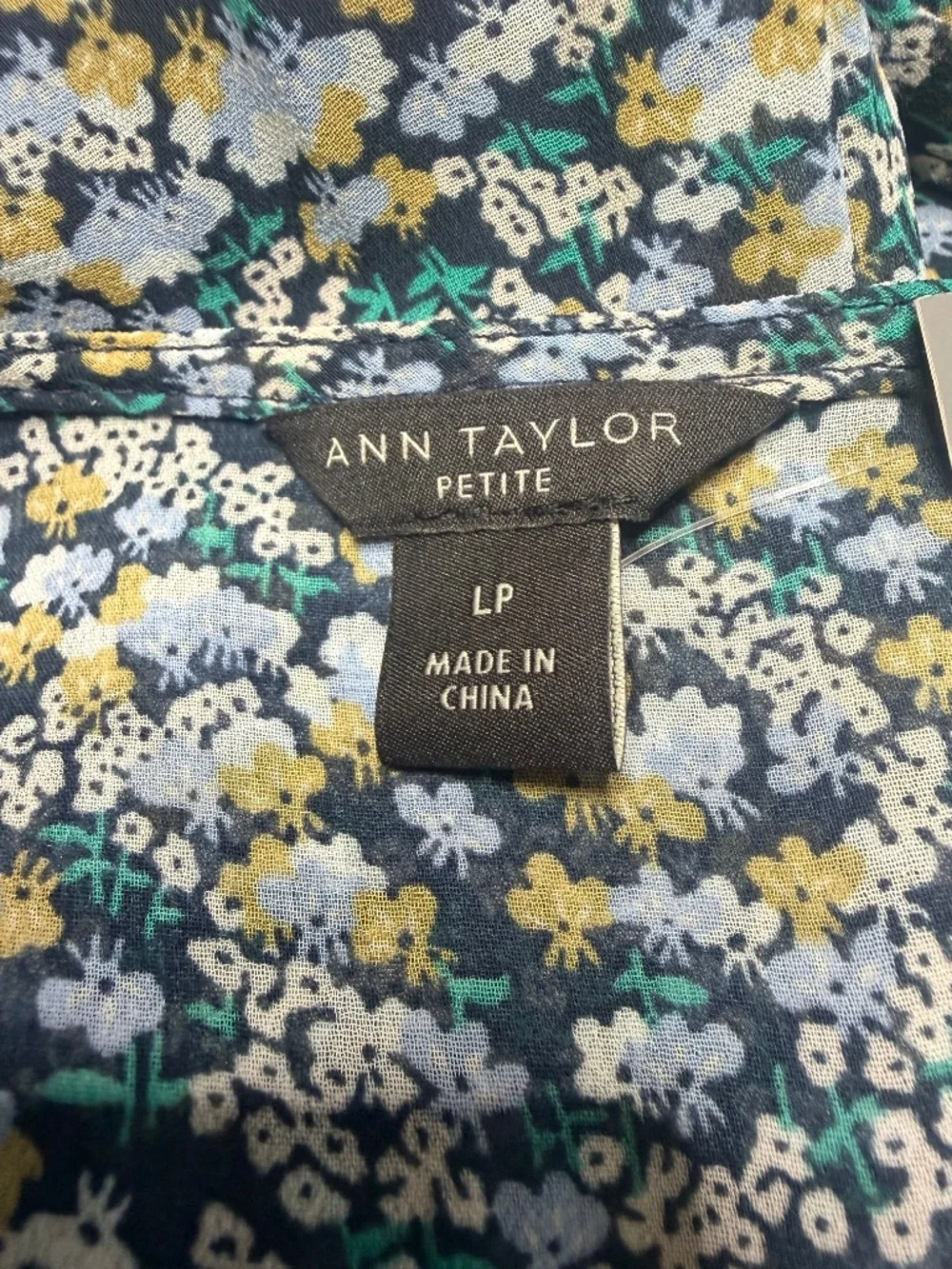 Ann Taylor, NWT Pleated Floral Dress with Sash. Size LP - Picture 3 of 5